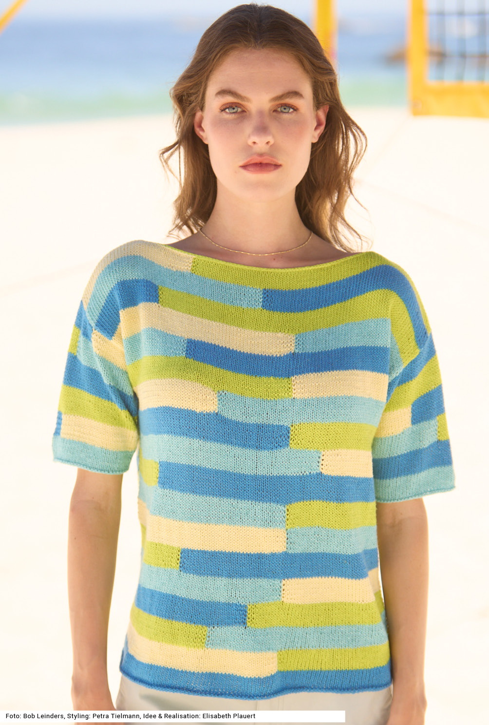 Modellansicht Bild 2: Pulli und Tasche in geometrischen Farbflächen