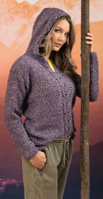 Lila, handgemachter Strickpullover mit Kapuze, grobes Muster, legerer Schnitt; kombiniert mit lässiger Hose.