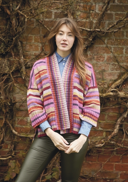 Bunte, gestreifte Strickjacke, locker geschnitten, zeitlos und trendig. DIY-Charme trifft modischen Stil.