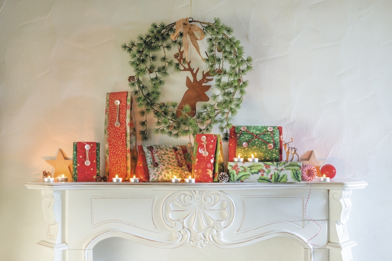 Farbenfrohe Geschenkboxen in Rot und Grün, detailreiche Muster, handgefertigter Look, weihnachtlicher Charme.