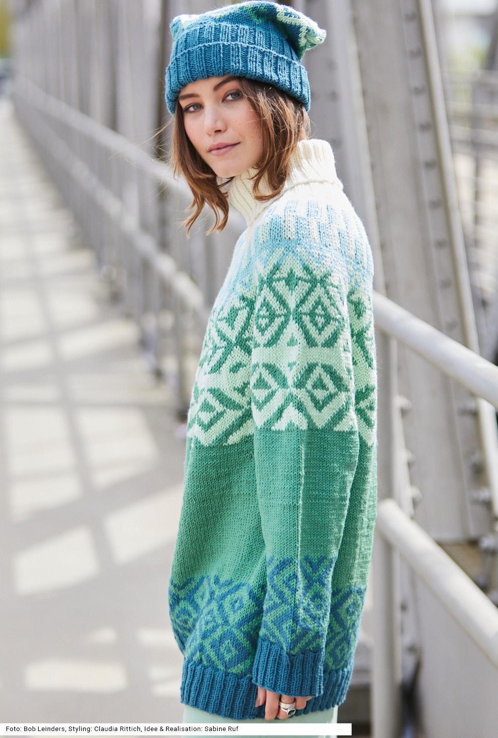 Modellansicht Bild 3: Rollkragenpulli und Mütze mit Jacquardmuster in Petrol, Grün, Ecru und Mint