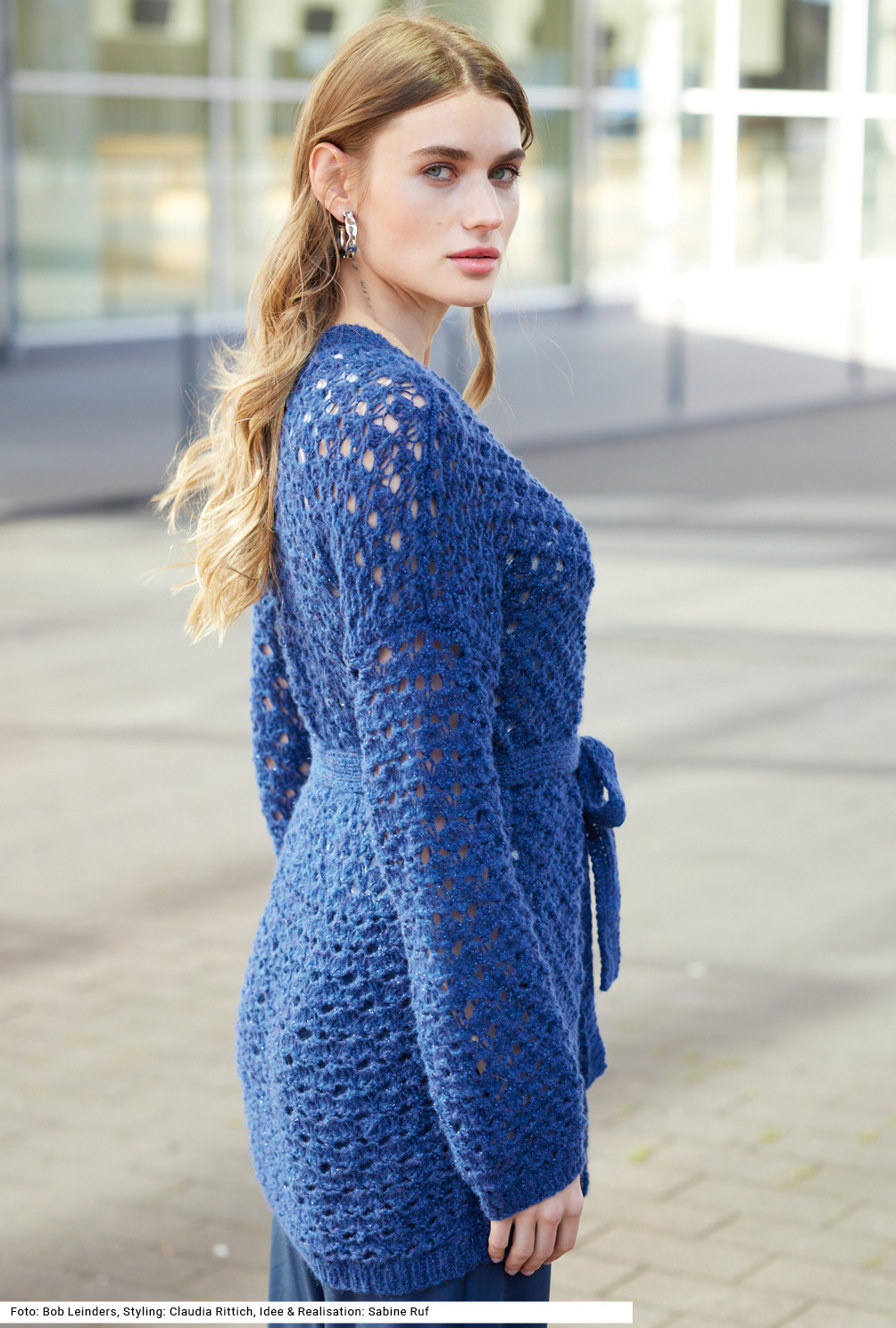 Modellansicht Bild 4: Jacke mit Gürtel im Ajourmuster in Dunkelblau