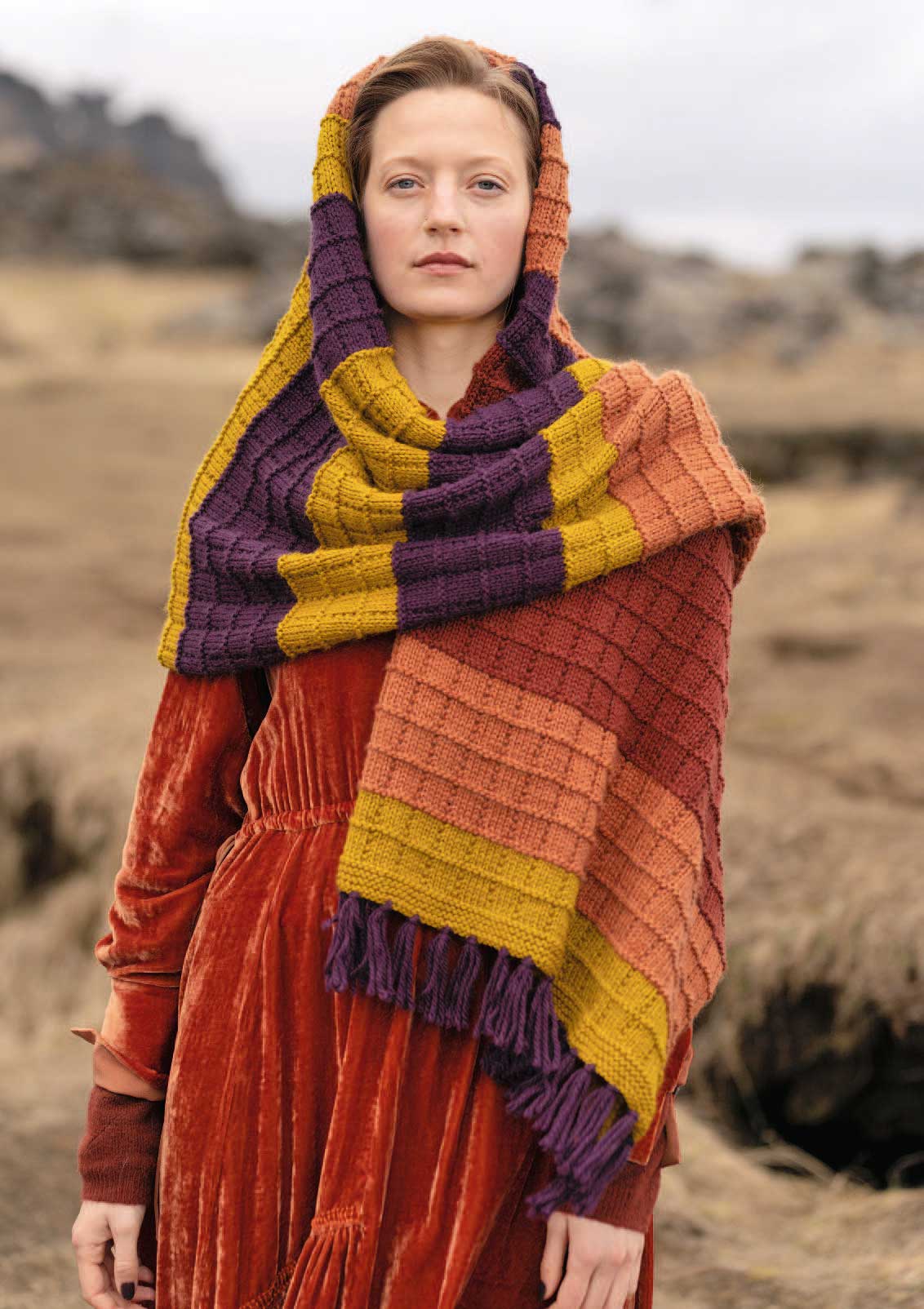 Modischer, handgemachter Schal in Lila, Orange, Senfgelb. Gemustert, passt zu rotem Samtkleid. DIY-Charakter.