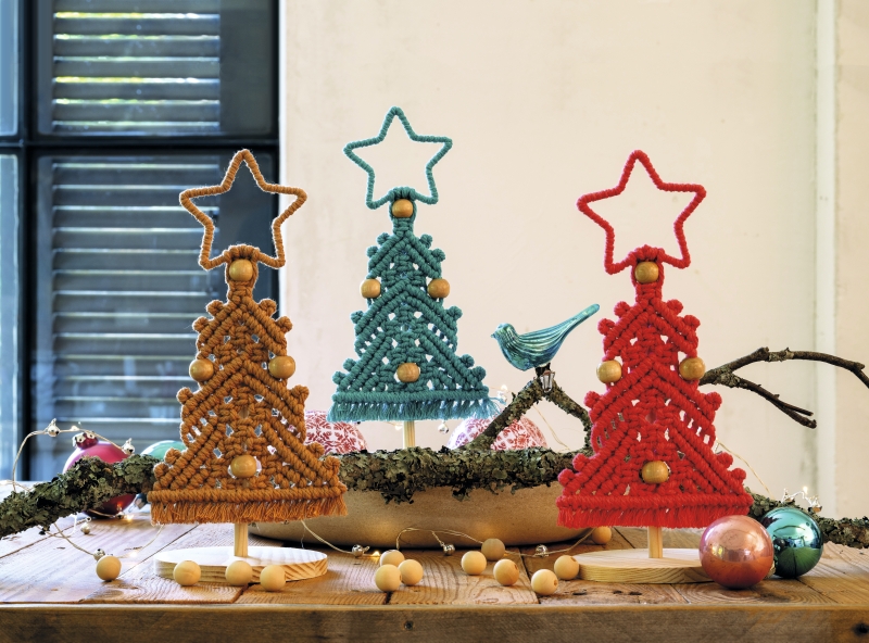 Makramee-Weihnachtsbäume in Rot, Braun und Blau mit Holzperlen, handgefertigt, DIY, festlich, dekorativ.