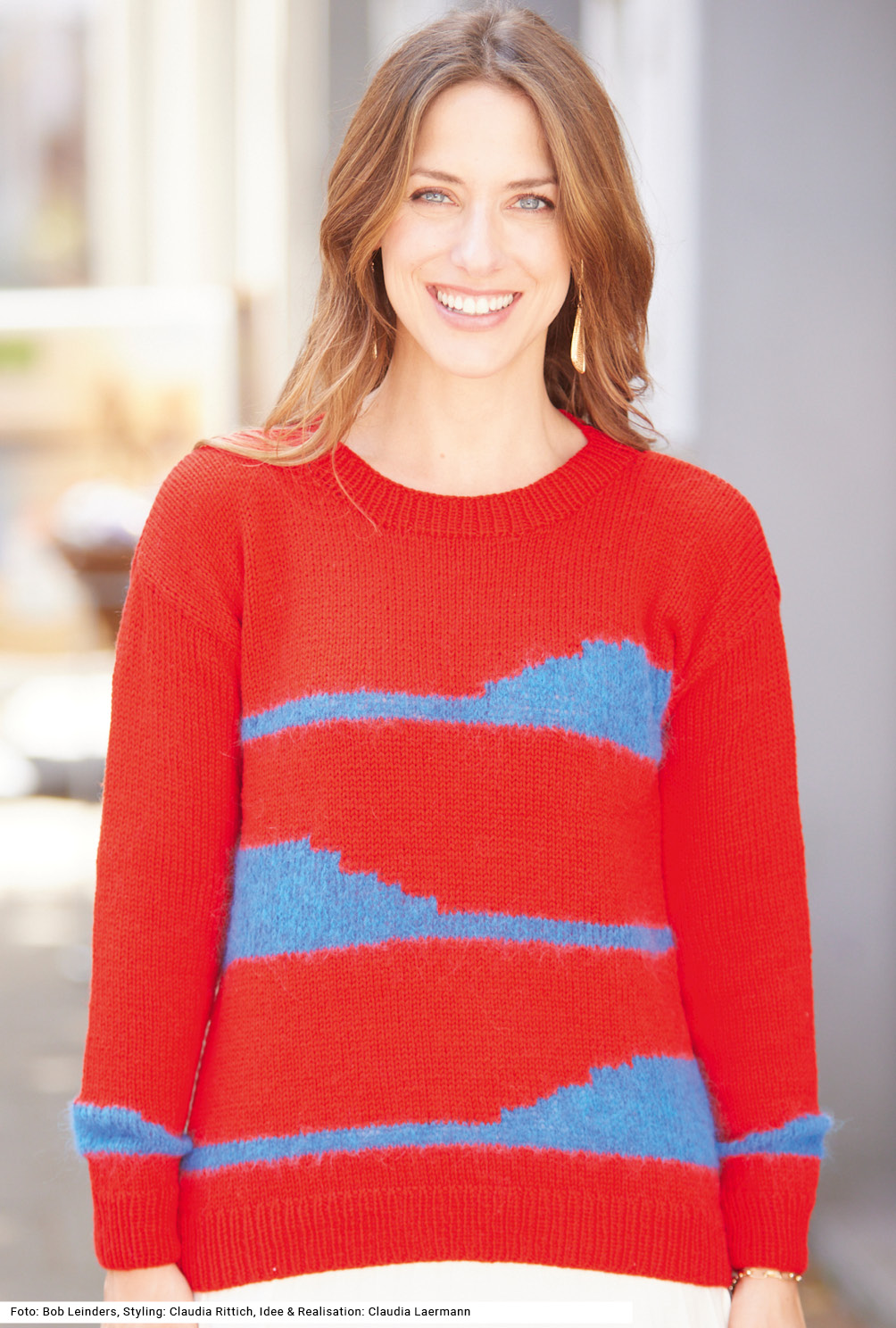 Modellansicht Bild 2: Flauschiger Pullover mit Intarsien-Streifen