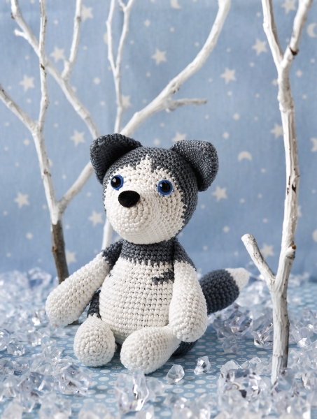 Gehäkeltes Husky-Kuscheltier in Grau-Weiß. Liebevolle Handarbeit, exquisites DIY, modisches Tierdesign.