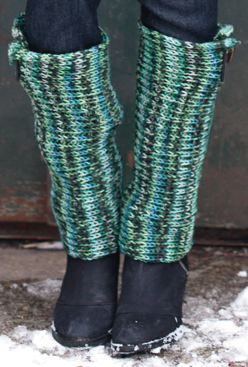 Modellansicht Bild 3: Mint-Petrol-Türkis-farbener Loop und Stulpen mit Schnallen