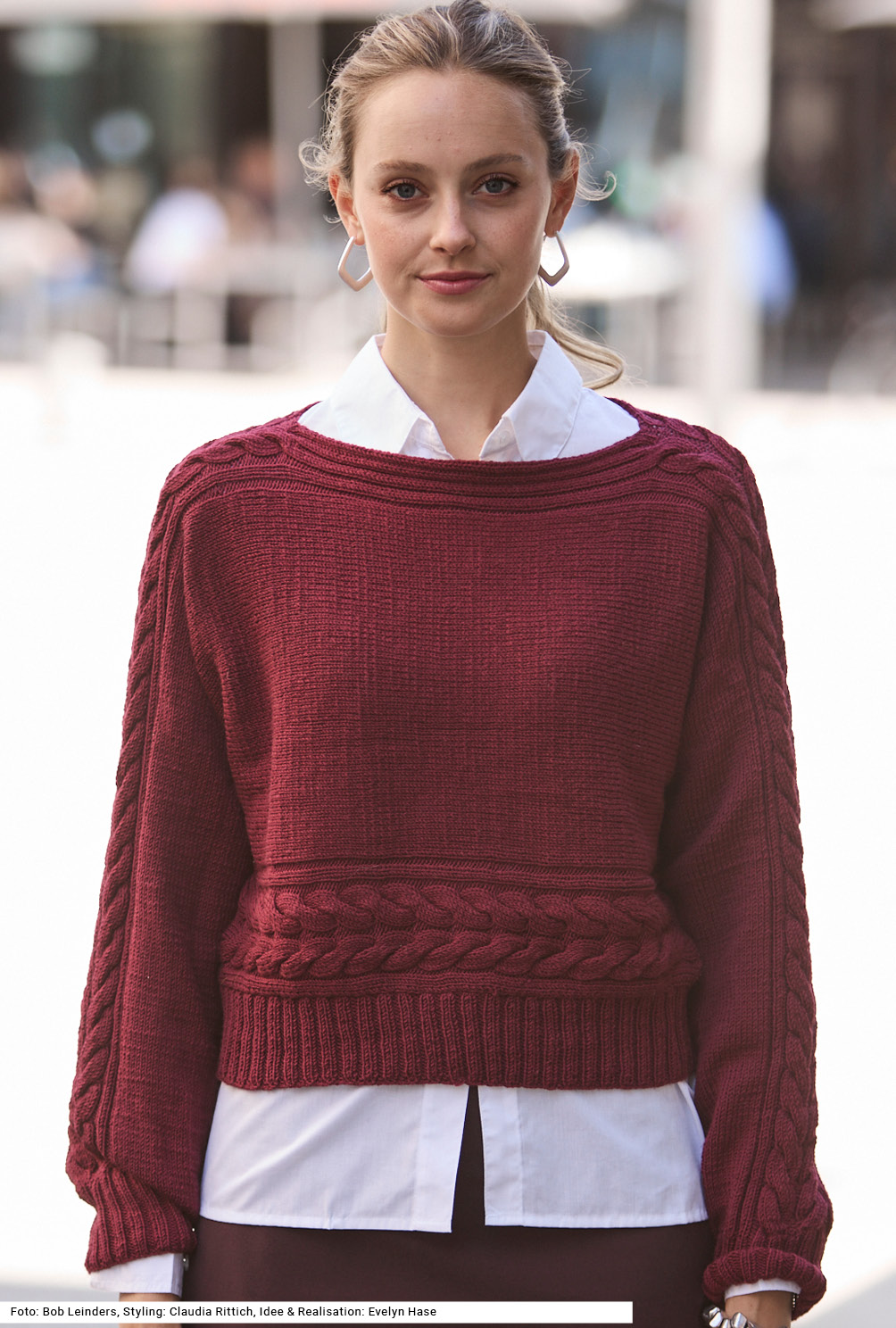 Modellansicht Bild 2: Quergestrickter Pullover mit Zopfmuster