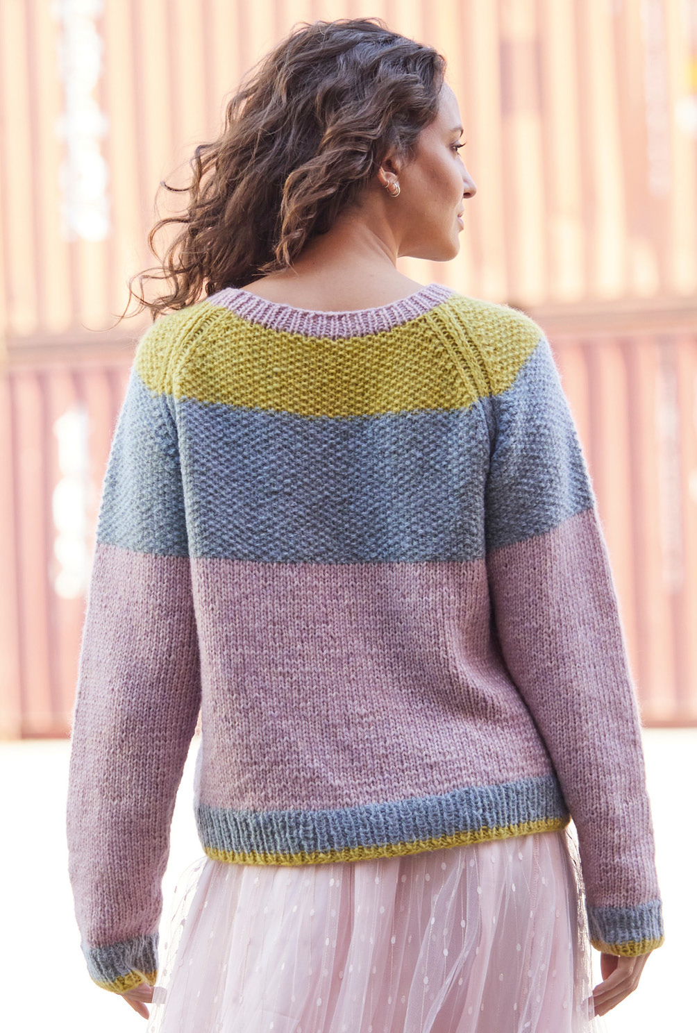 Modellansicht Bild 7: Pulli mit breiten Streifen in Graugrün, Grüngelb und Altrosa
