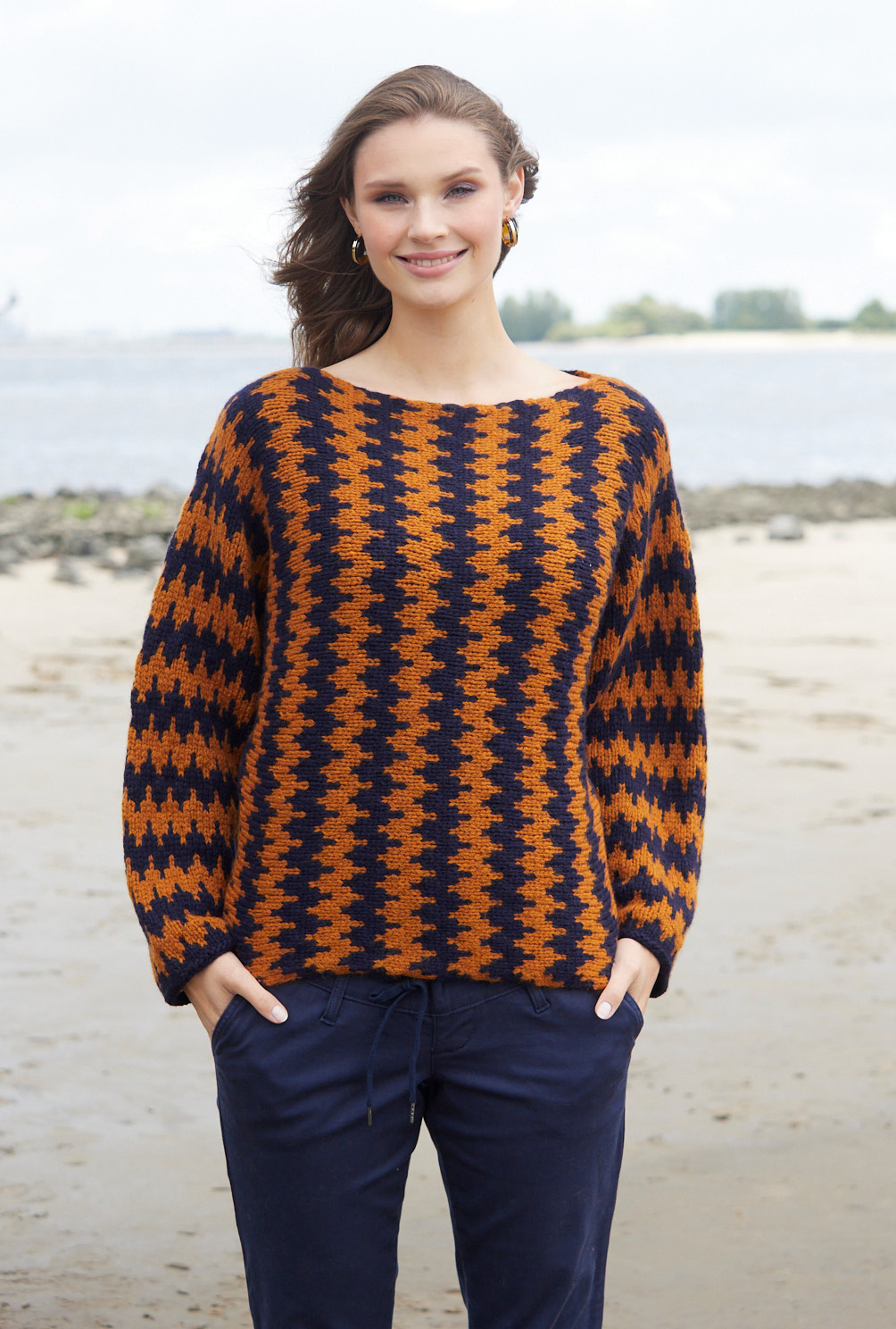 Pulli mit Jacquardmuster in Cognac-Braun und Dunkelblau