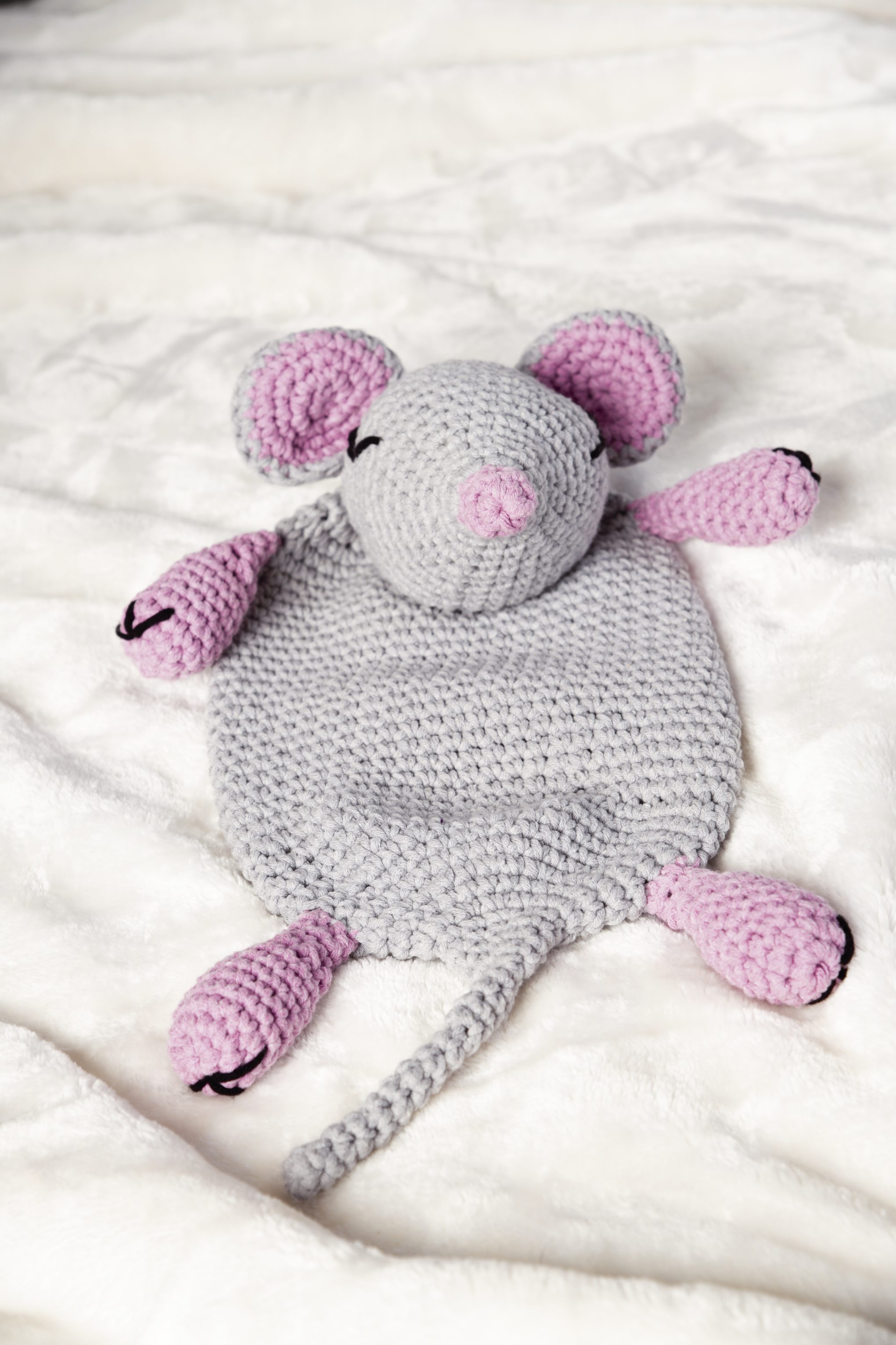 Grau-rosa gehäkelte Maus, handgefertigt, DIY, stilvolles Muster, flach und weich, kreative Handarbeit.