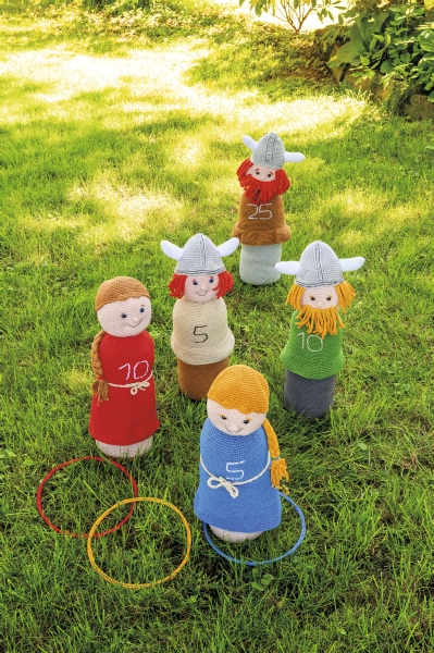 Handgemachte Wikingerfiguren in leuchtenden Farben und gestrickten Mustern, nummerierte Pullover, kreativ und einzigartig.