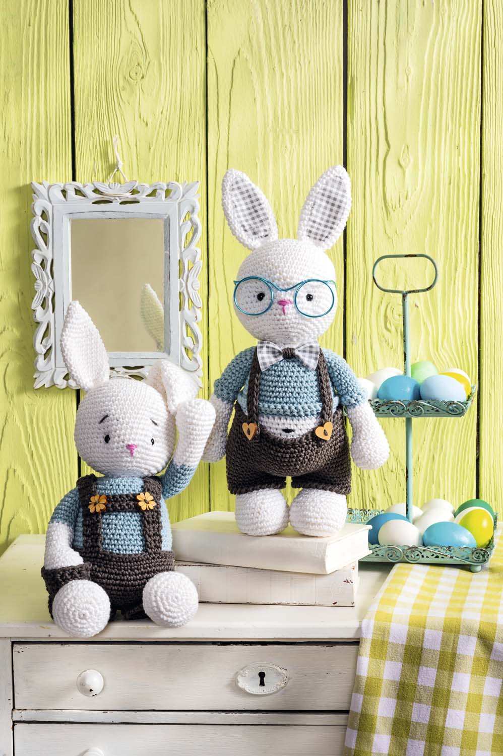 Selbstgemachte Häschen in Blau, Weiß, mit karierten Details und Strickmuster. Modisch und charmant.