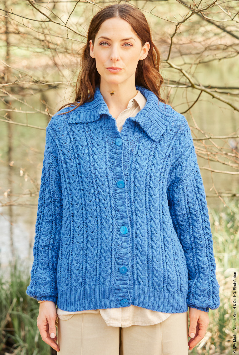 Strickset - Kurzgeschnittene Jacke mit plakativen Zöpfen Gr. 38/40