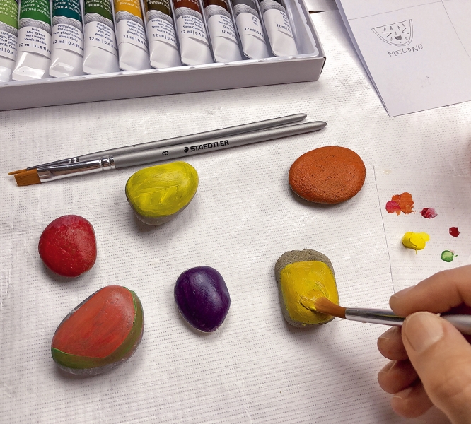 Handbemalte Kiesel mit bunten Acrylfarben; kreativ, farbenfroh, DIY, Kunsthandwerk.