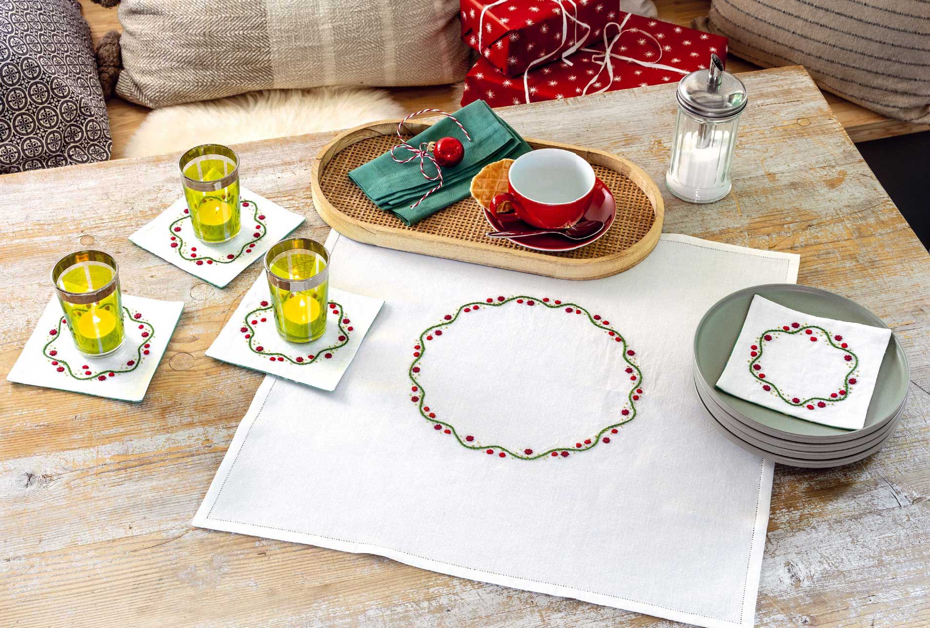 DIY-Tischset in Weiß mit rotem und grünem Kreisdesign, handgestickt, modisch, dezent.
