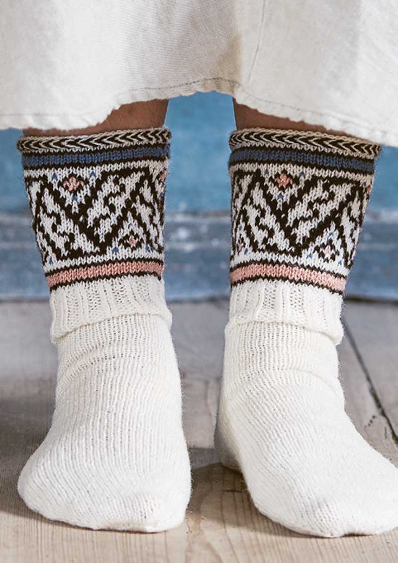 Handgestrickte Socken, cremeweiß mit aufwendigem, geometrischem Muster in Brauntönen. Modisch, DIY-Stil.