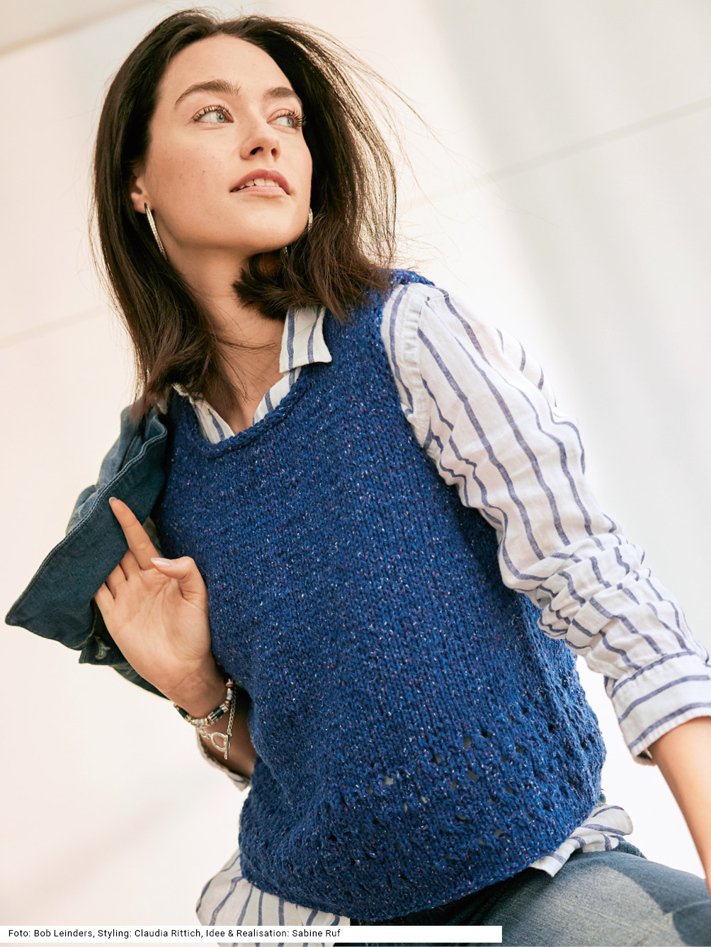 Modellansicht Bild 1: Blauer Pullunder mit rundem Ausschnitt