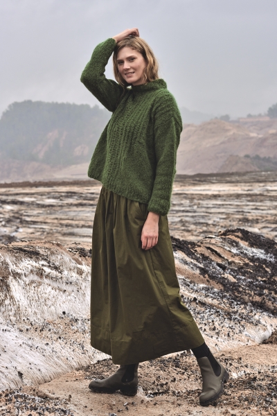 Grüner, handgemachter Strickpullover trifft auf fließenden Maxirock. Modisch und zeitlos.