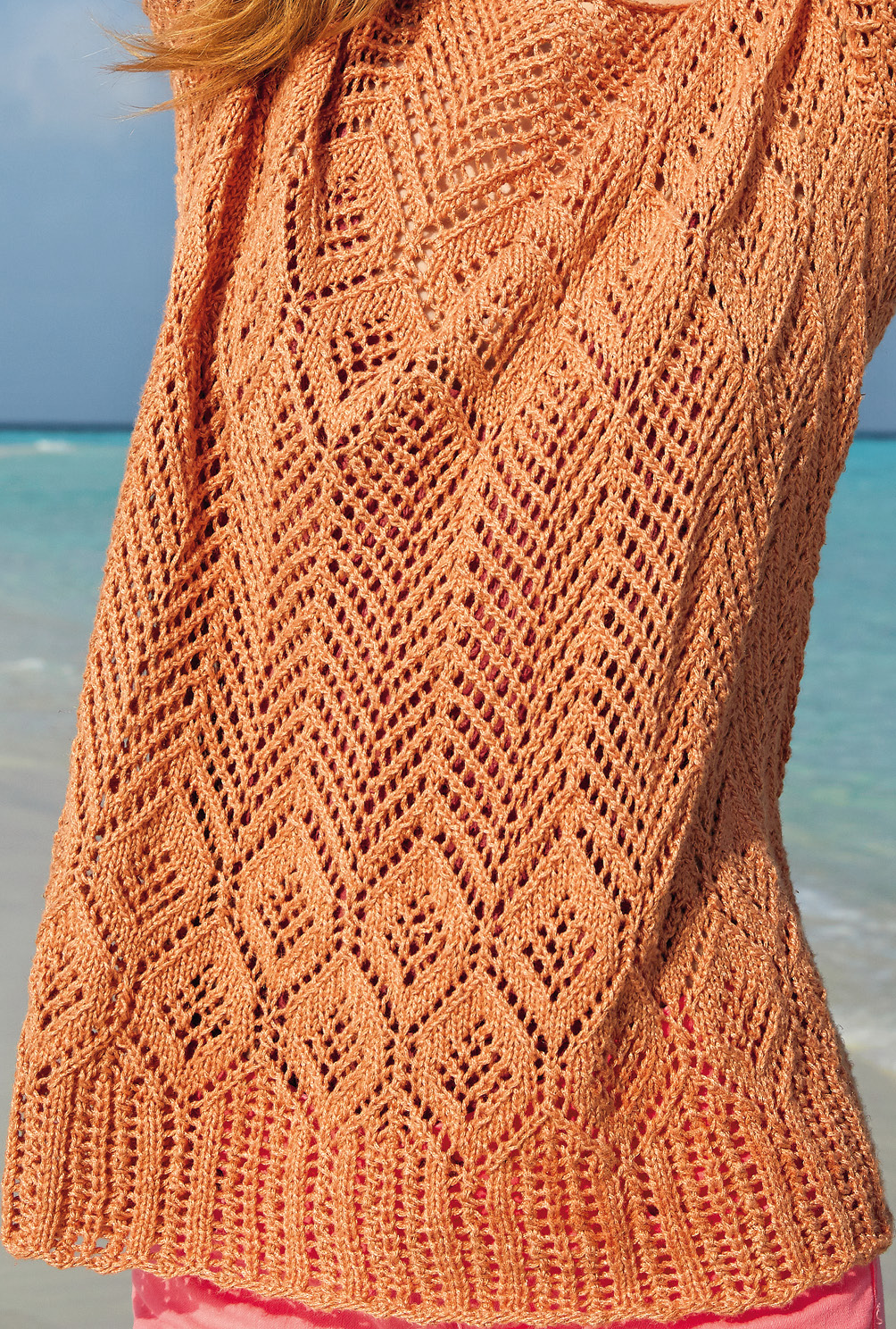 Modellansicht Bild 4: Pullover in Orange mit Ajourmuster