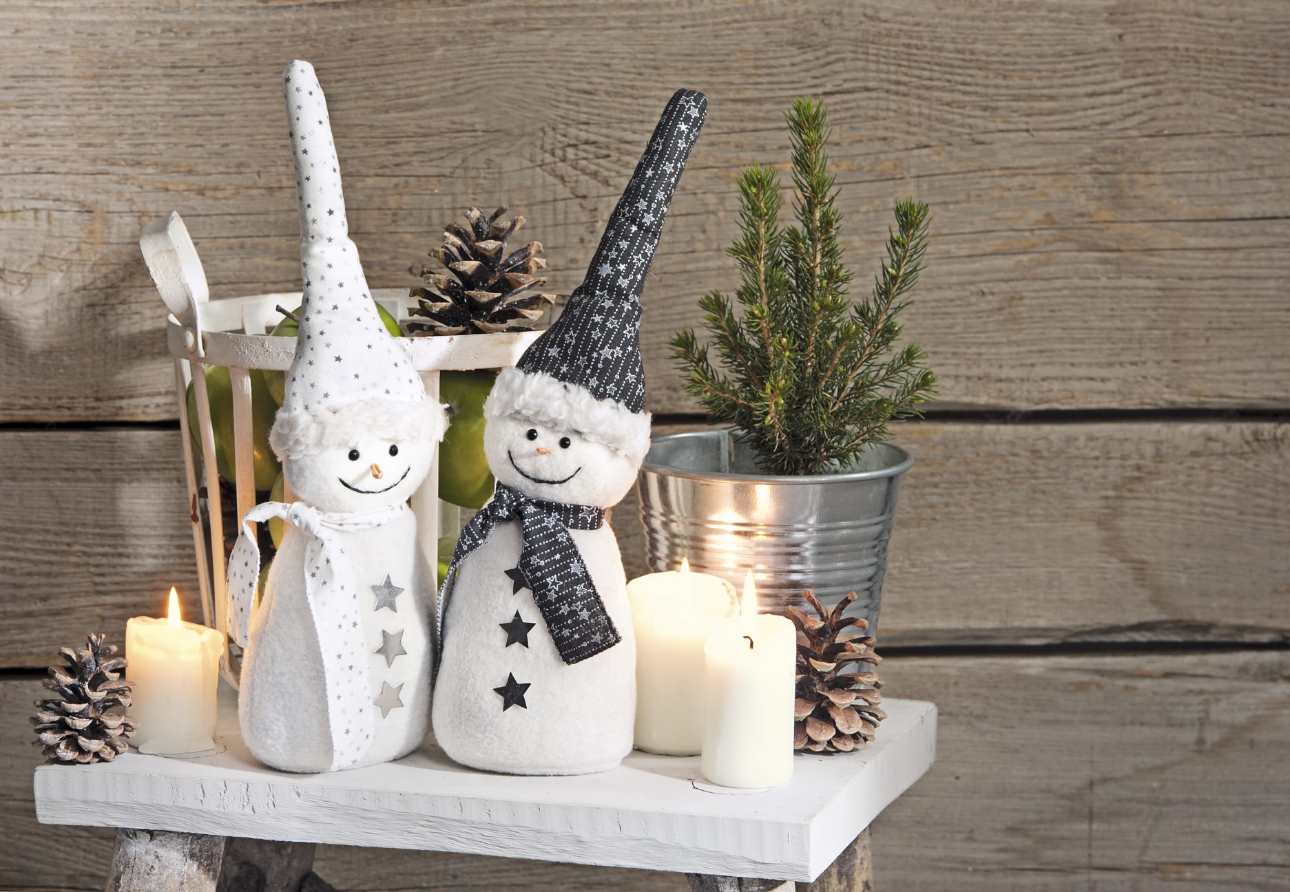 Handgemachte Schneemänner in Grau-Weiß, mit Sternmustern und Zipfelmützen. Modisch und dekorativ.