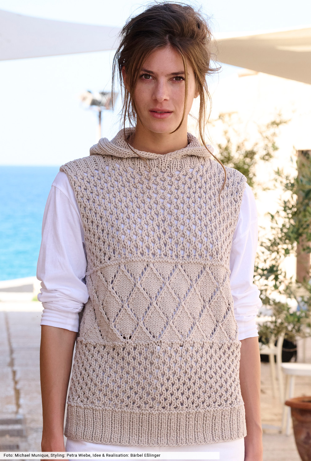 Modellansicht Bild 2: Pullunder mit Kapuze