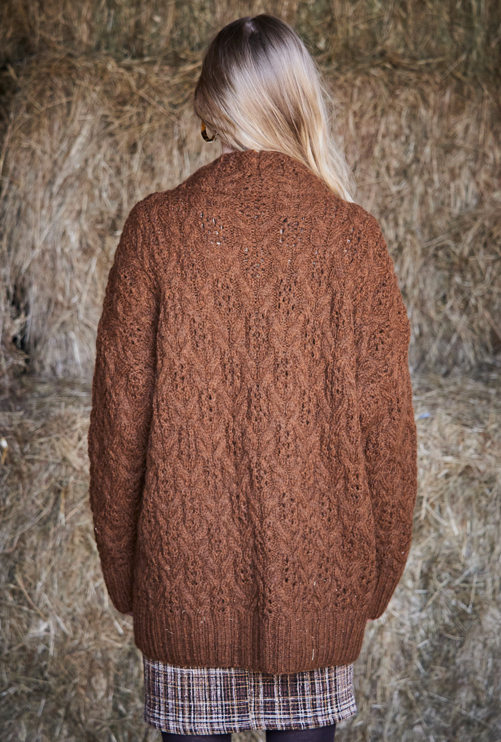 Modellansicht Bild 5: Oversize-Jacke mit Zopf-Ajourmuster in Braun