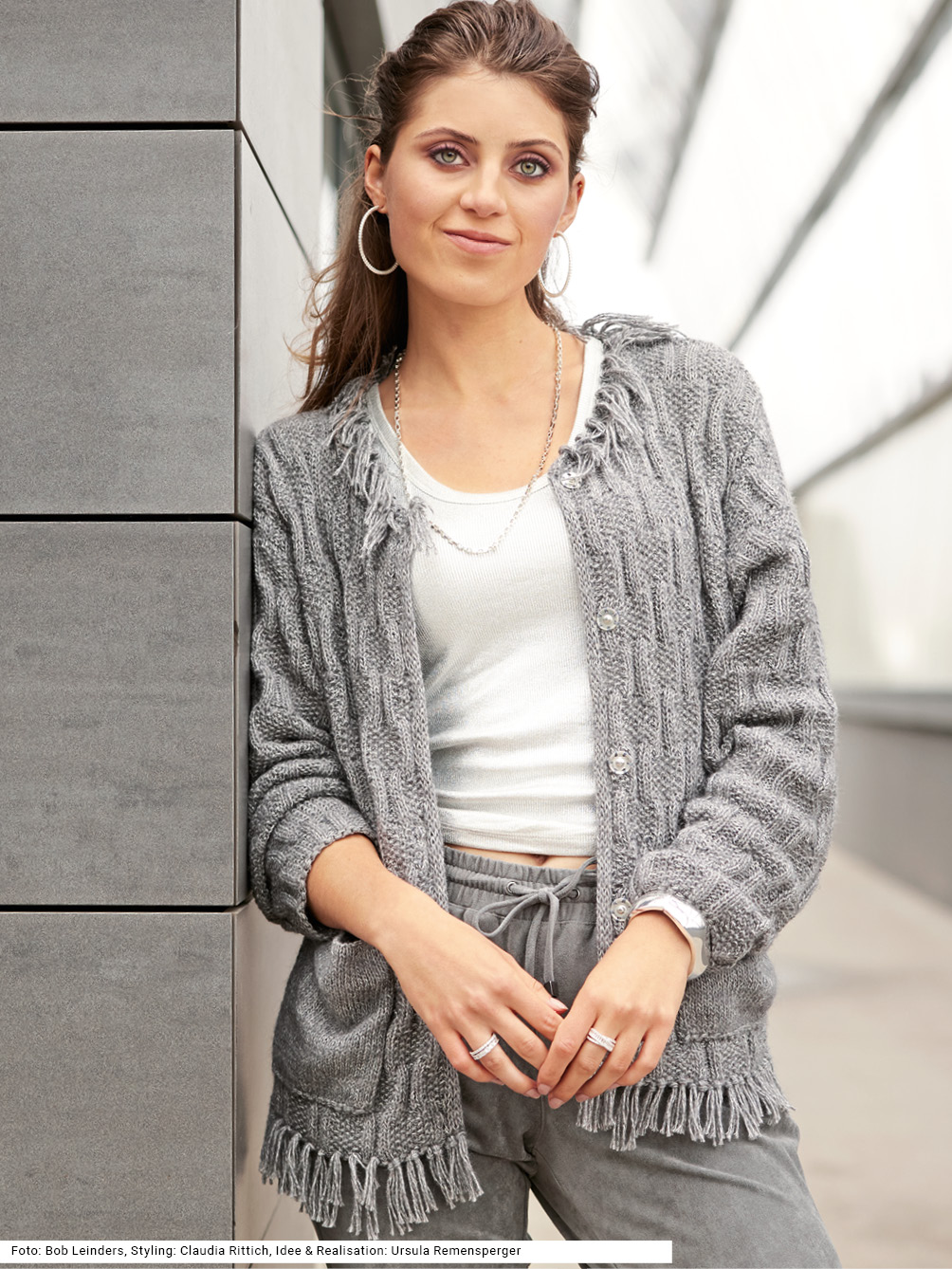 Modellansicht Bild 1: Jacke mit Karomuster und Fransen in Grau