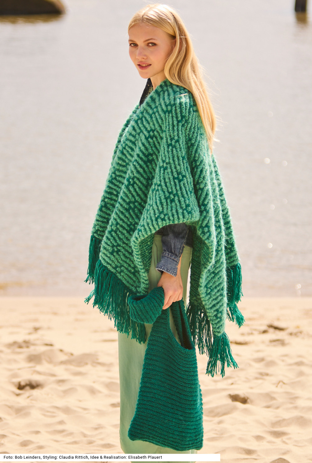 Modellansicht Bild 3: Poncho und Tasche
