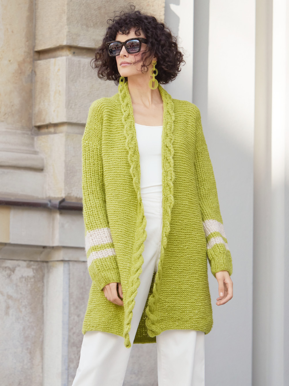 Modellansicht Bild 1: Longjacke mit Zopfmusterblende