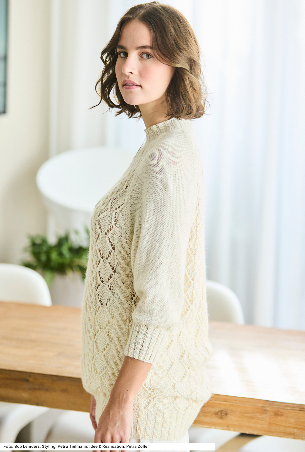 Modellansicht Bild 3: Raglanpullover mit Ajourzopfmuster