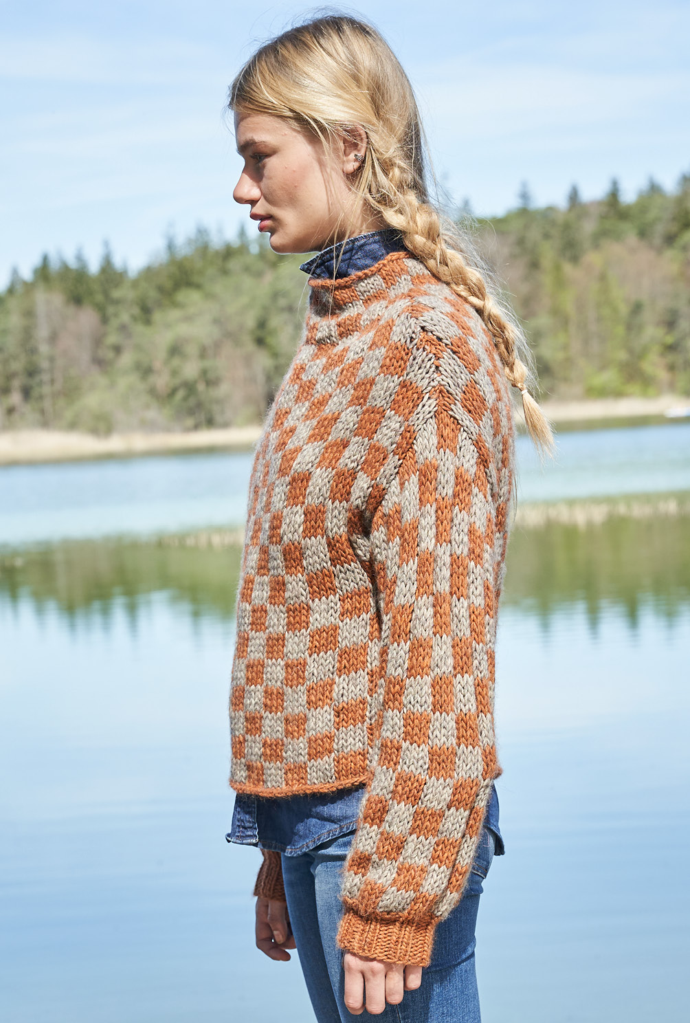 Modellansicht Bild 5: Pulli im Schachbrettmuster und raffiniertem Schnitt