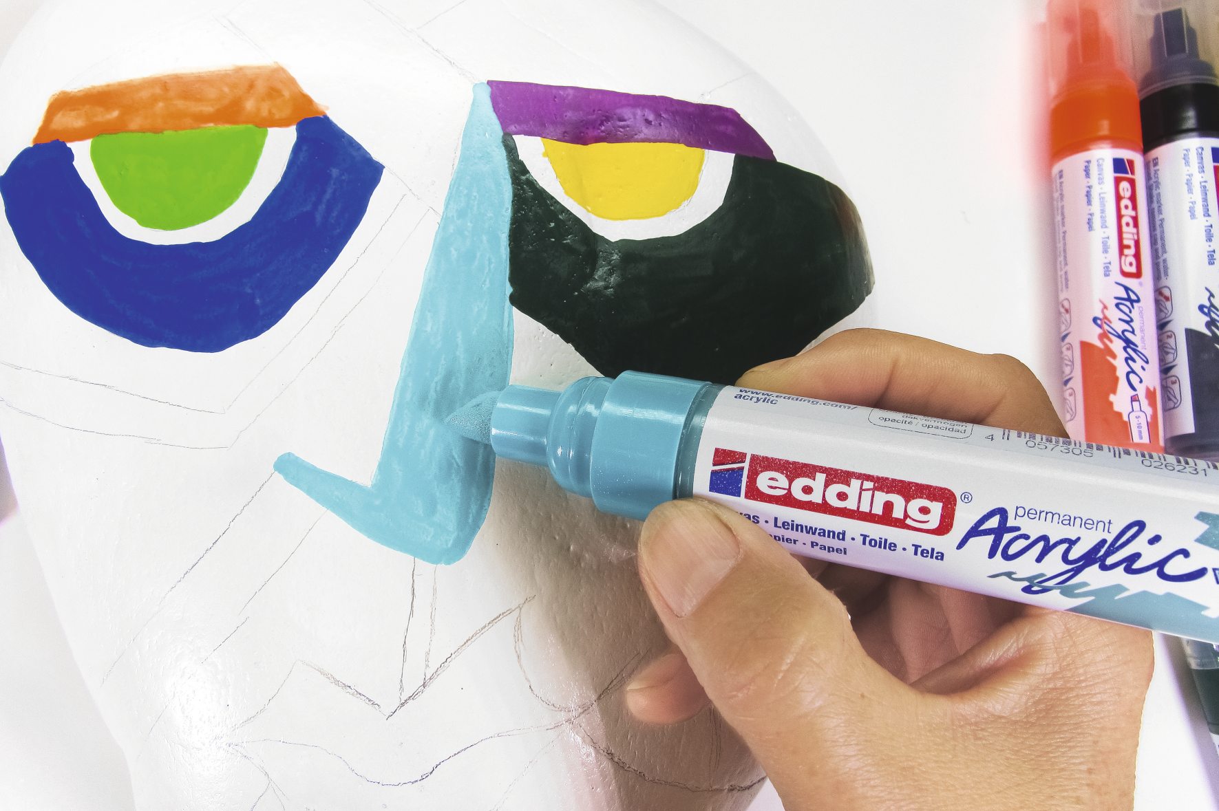Acrylfarbe auf Maske, bunte geometrische Muster, DIY-Kunst, kräftige Farbtöne. Kreativ, handgemacht.