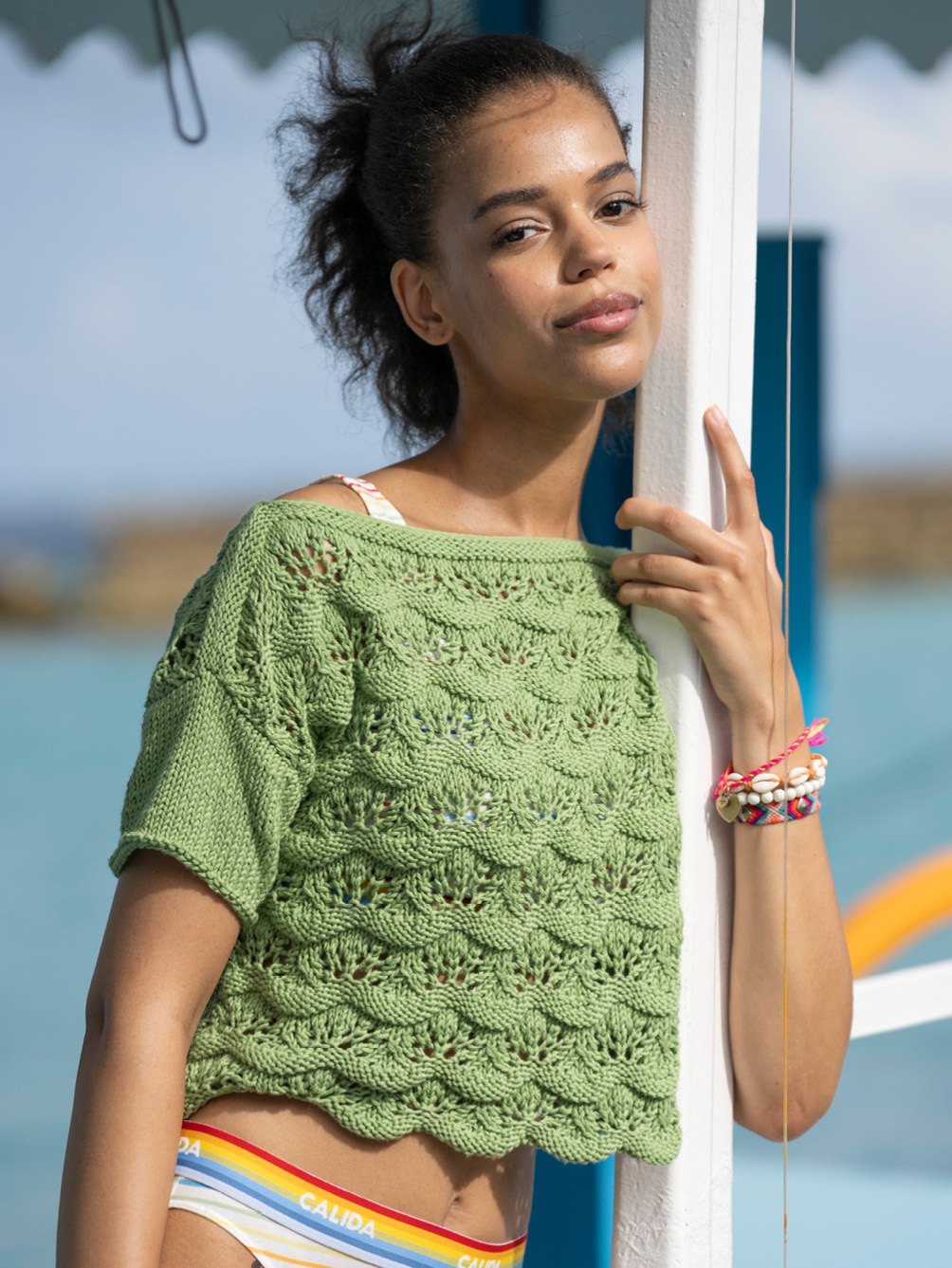 Modellansicht Bild 1: Crop-Shirt mit dreidimensionalem Wellenmuster