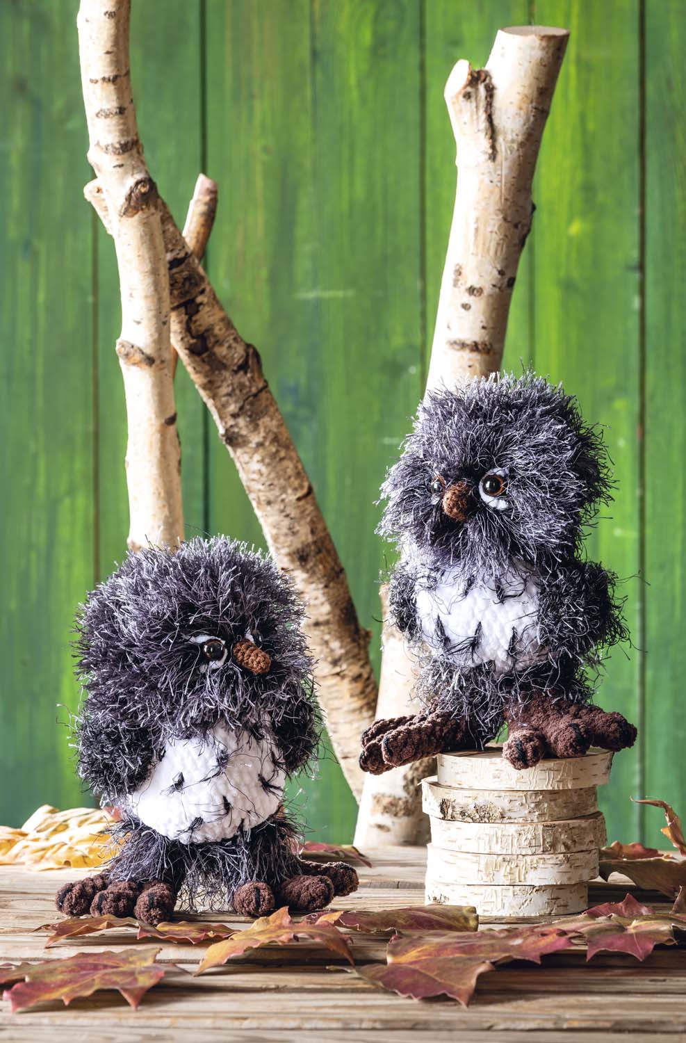 Handgefertigte Eulen aus flauschigem Garn; schwarz-weiß, strukturiert, DIY, einzigartig, dekorativ.