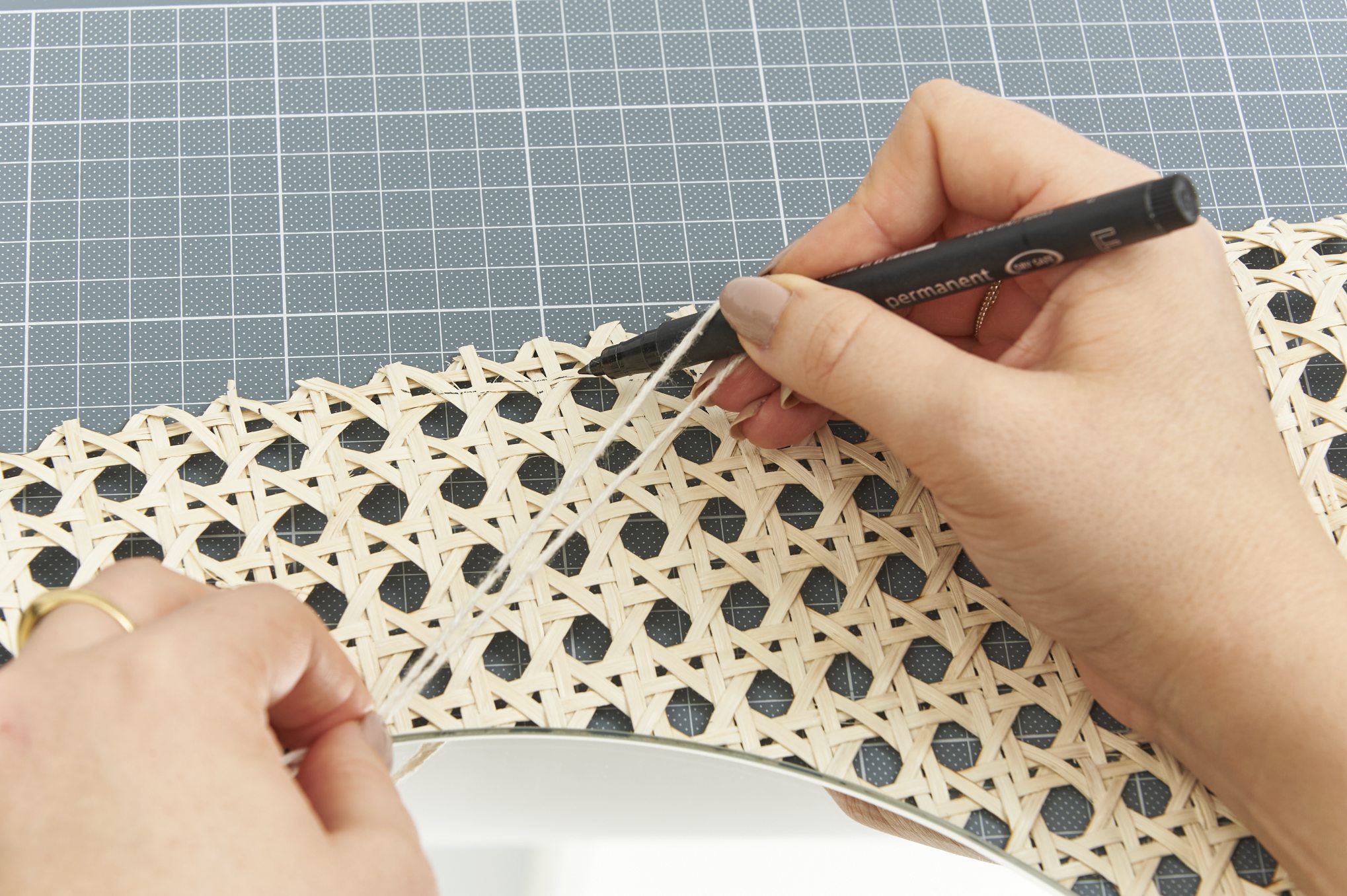 Geflochtenes DIY-Muster in Naturtönen. Modisches, handgemachtes Design mit präziser Handarbeit.