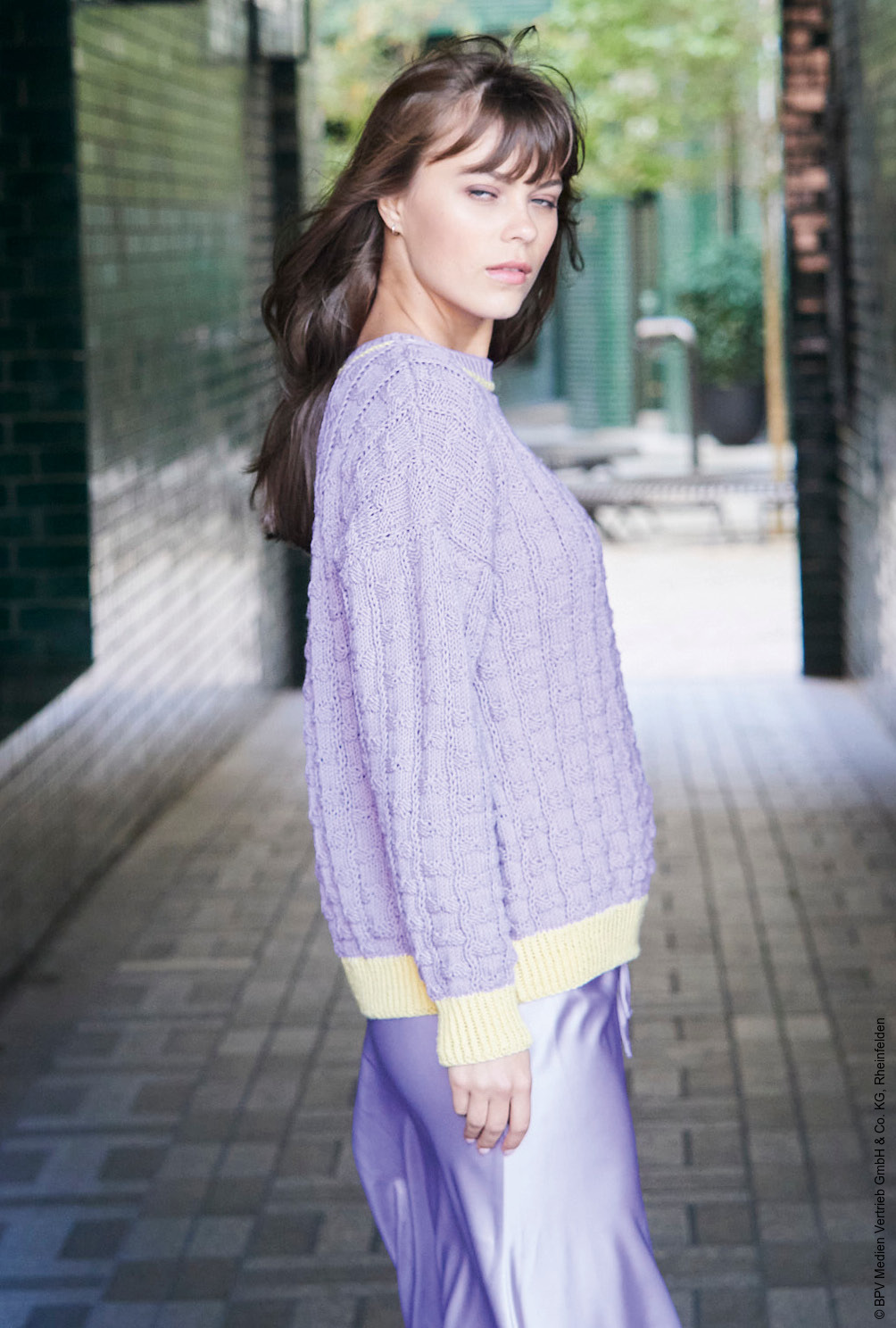 Modellansicht Bild 4: Pullover mit Karomuster in Gelb und Flieder