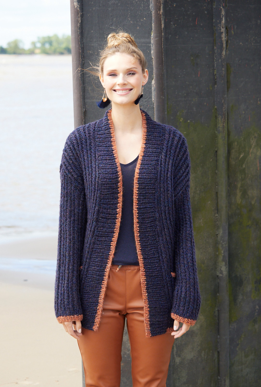 Jacke mit Zopfmuster in Dunkelblau mit orangefarbenen Rändern