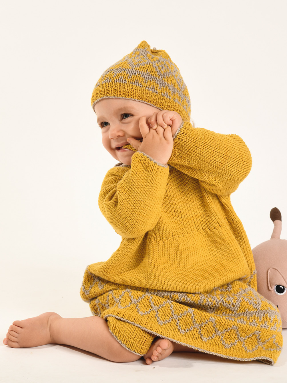 Baby-Strick-Set aus Mütze, Hose und Kleid in Safrangelb im Jacquardmuster