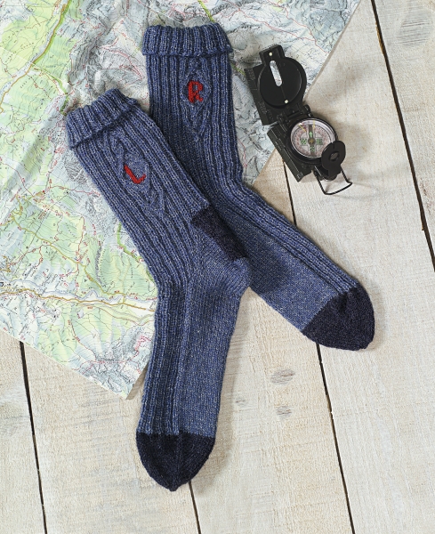 Modische, blaue Socken mit dunklen Spitzen. Rippstrick-Muster, handgemacht. Perfekt für kalte Tage.