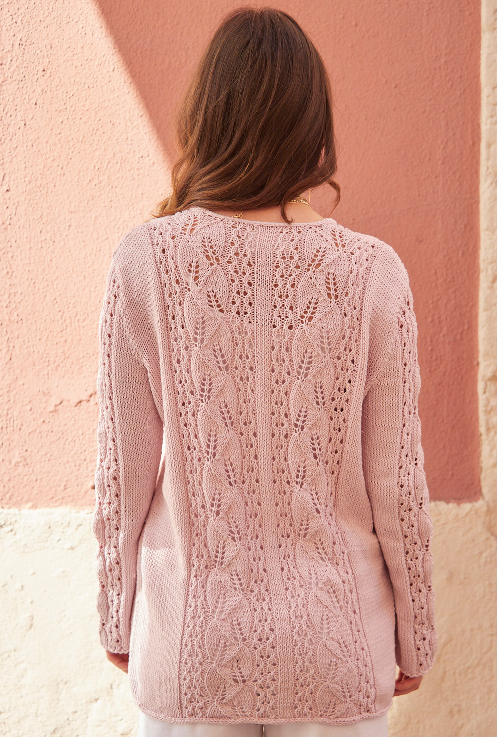 Modellansicht Bild 5: Cardigan mit Blattmusterstreifen in Rosa
