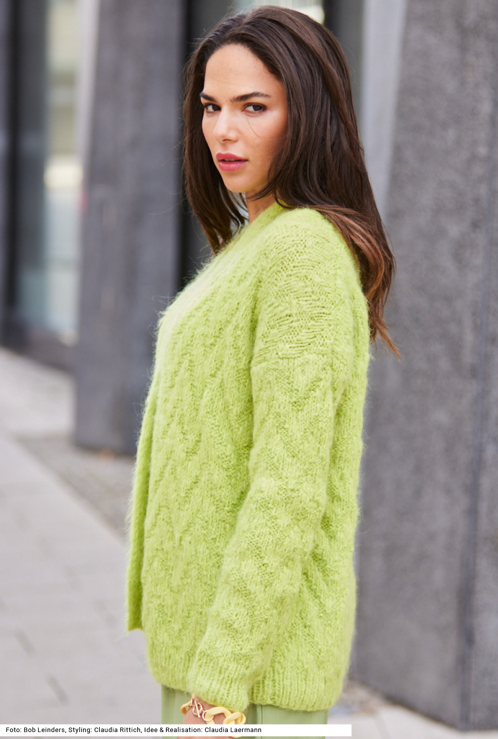 Modellansicht Bild 3: Jacke mit Schalkragen im Ajourmuster in Hellgrün