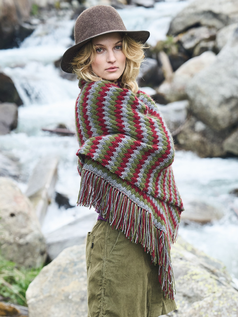 Modellansicht Bild 1: Stola im Hebemaschenmuster