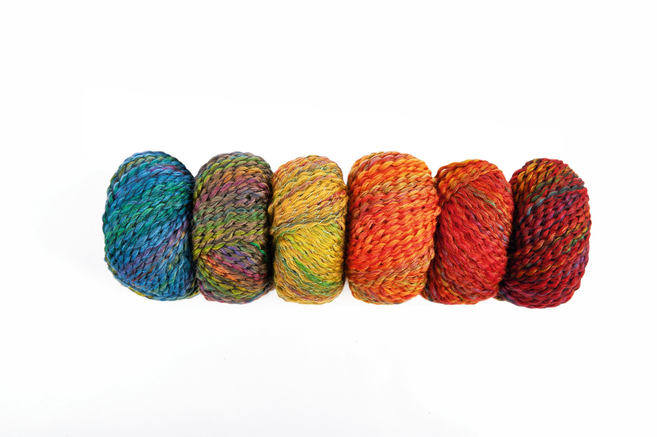 Lebendige Farben, handgemachte Texturen, vielfĂ€ltiges Garnsortiment, ideal fĂŒr DIY und kreative Handarbeit.