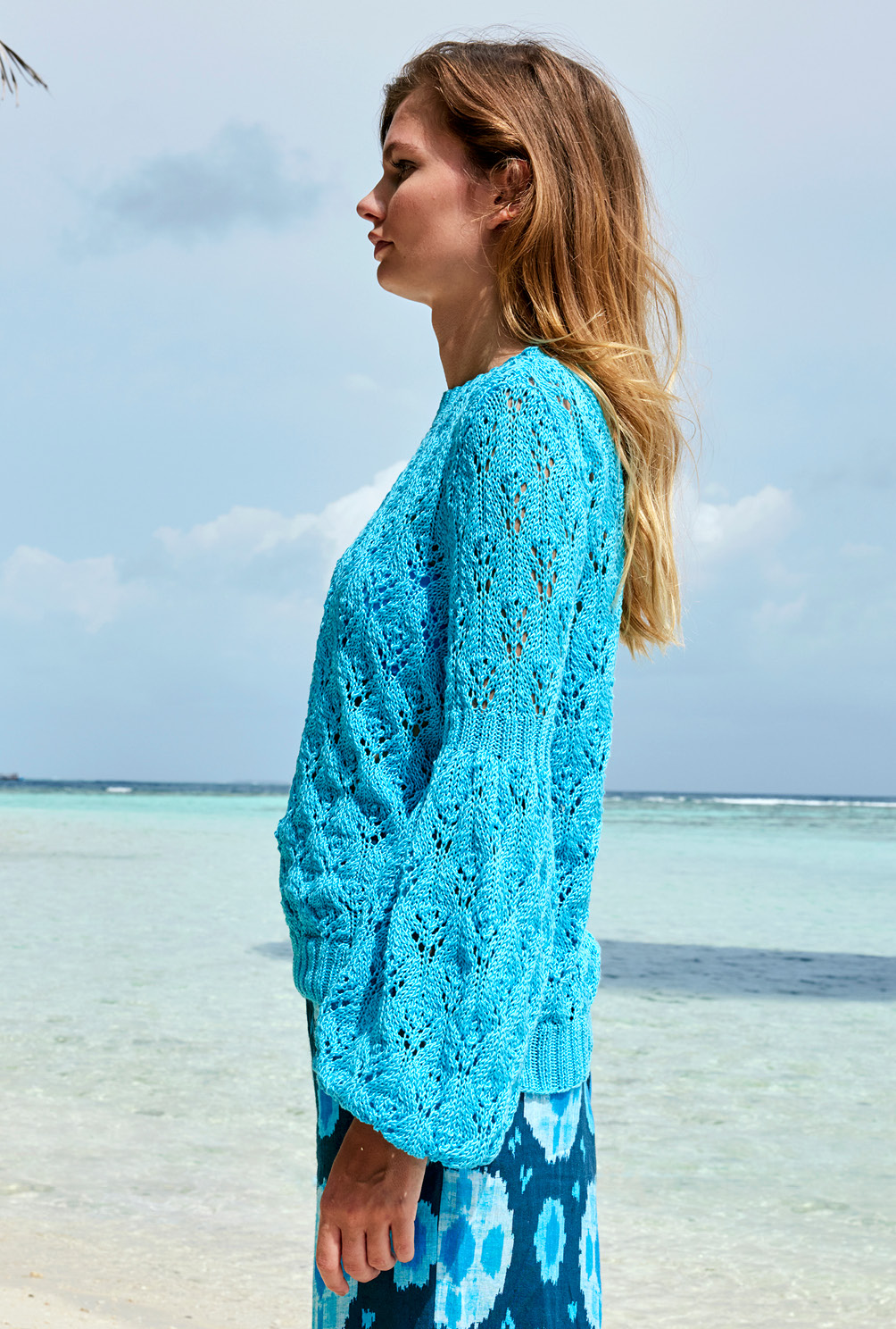 Modellansicht Bild 6: Blauer Pulli mit Keulenärmeln