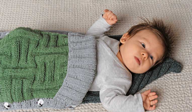 DIY-Decke in Grün und Grau, gestrickt mit Strukturmuster, modisch, handgemacht für Babys.