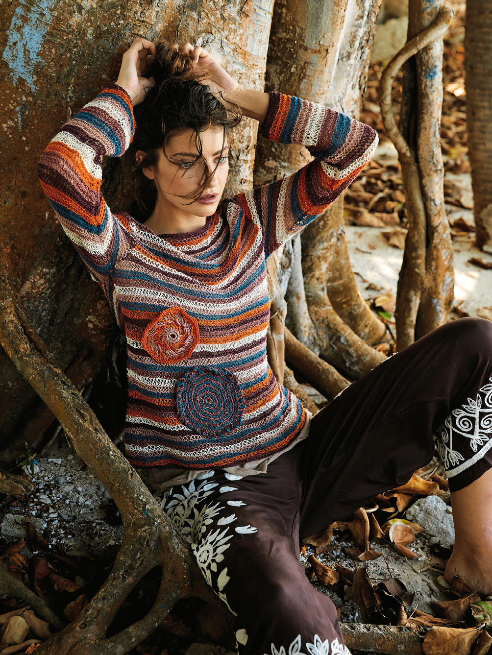 Modellansicht Bild 1: Streifenpullover mit Häkelmotiv