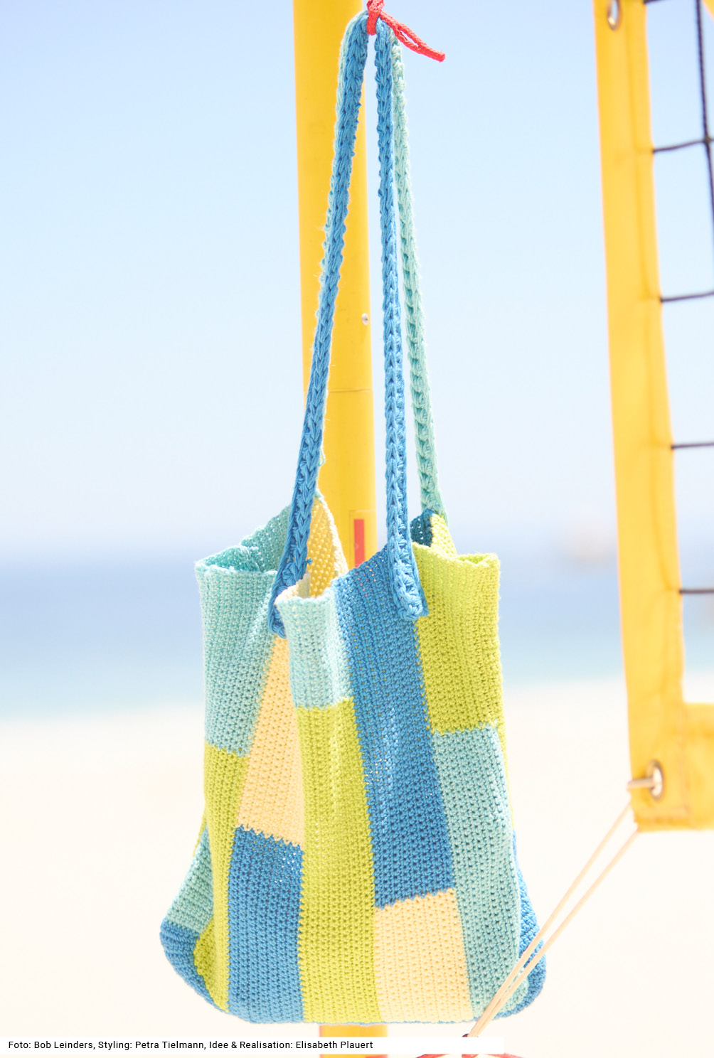 Modellansicht Bild 6: Pulli und Tasche in geometrischen Farbflächen