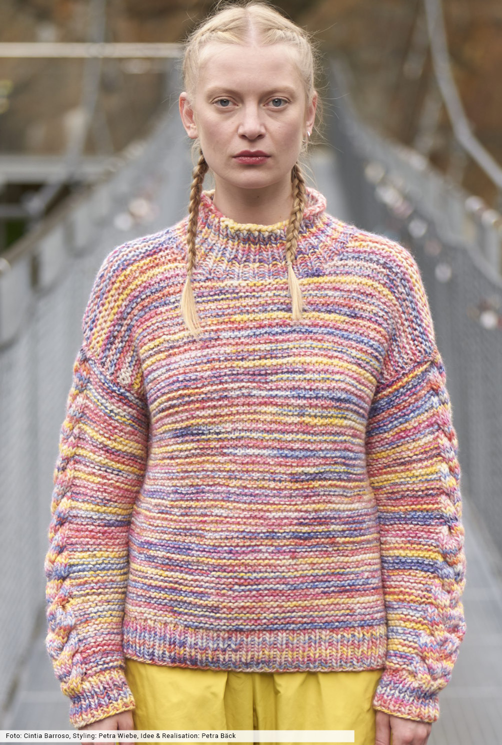Modellansicht Bild 2: Melierter Pulli mit Zöpfen