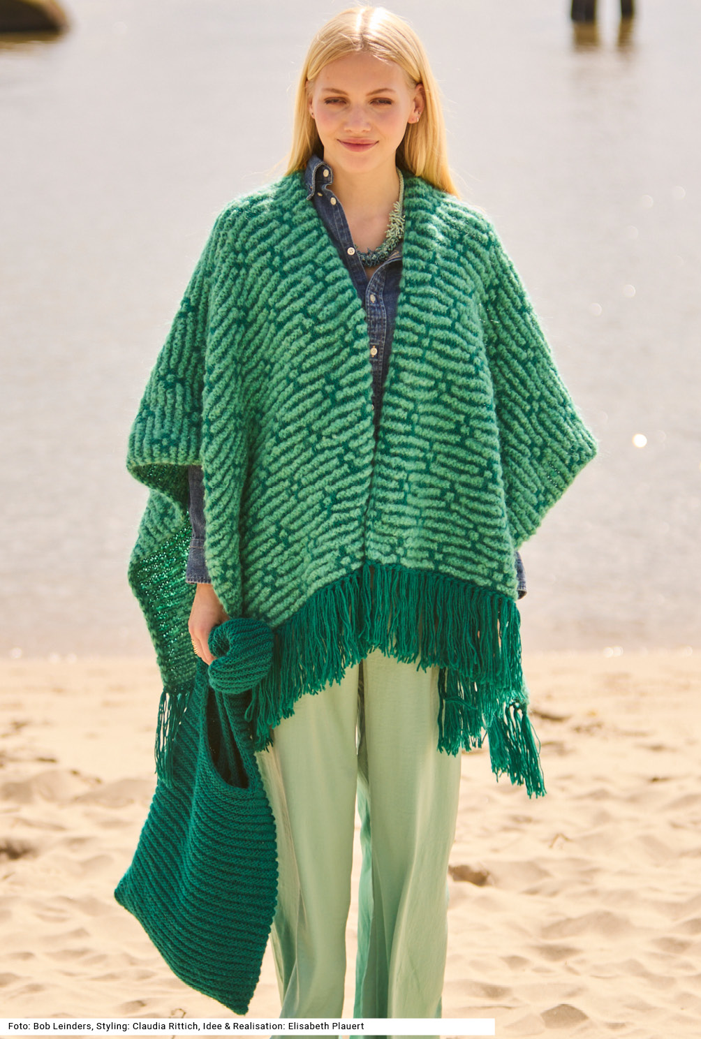 Modellansicht Bild 2: Poncho und Tasche